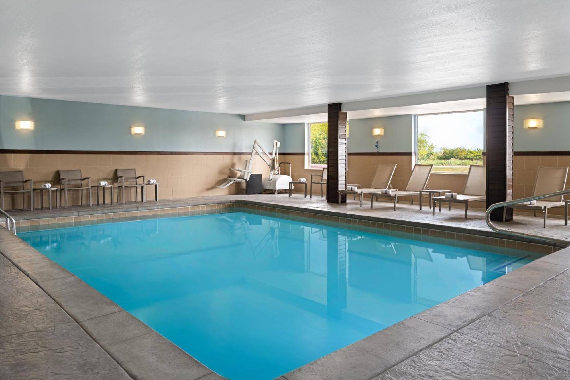 Holiday Inn Express Toledo North By Ihg Exterior photo