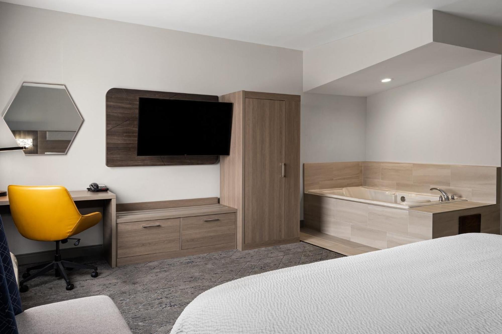 Holiday Inn Express Toledo North By Ihg Exterior photo